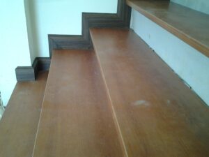 บันไดไม้ลามิเนท สีเชอรี่ ขนาด 25x290x1,200ม.ม. ผลิตจากบอร์ดไม้อัดMDFปิดผิวหน้าด้วยกระดาษพิมพ์ลายไม้ปิดทับด้วยฟิลม์ป้องกันรอยขีดข่วน สีสม่ำเสมอ สีแดงอมเหลือง ติดตั้งบ้านเดี่ยว 2 ชั้น อำเภอตระการพืชผล อุบลราชธานี