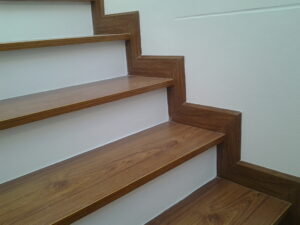 บันไดไม้ลามิเนต สีไม้สัก ขนาด 25×290×1,200ม.ม. บันไดบอร์ดMDFปิดผิวหน้าด้วยฟิลม์ลายไม้เคลือบด้วยฟิลม์ป้องกันรอยขีดข่วน สีสันสวยงามเหมือนธรรมชาติ ไม่บิด ไม่โกร่ง ไม่งอตัว ติดตั้งง่าย