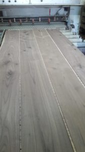 ไม้พื้นเอ็นจิเนียร์ 3 ขั้น Oak Plank ทำสีเสี้ยนขาว มีตา ธรรมชาติ ขนาด 15×210×2200ม.ม. ขนาด 15×210×2200 ม.ม. มีตา เสี้ยนย้อมขาว สวยงาม ครับ