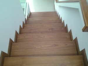 บันไดไม้ลามิเนท สีไม้สัก ขนาด 25×290×1200ม.ม. สีสรรสวยงาม ไม่บิด ไม่โกร่ง ทนรอยขีดข่วน ติดตั้งง่าย