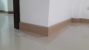 บัวพื้นพลาสติกปิดผิวพีวีซีลายไม้สีไวท์โอ๊ค ขนาด 15×95×2,400ม.ม. ทนน้ำ ทนชื้น ปลวกไม่กิน ทำความสะอาดง่าย