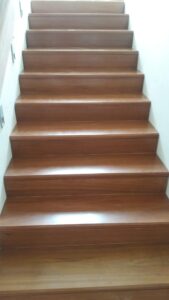 บันไดไม้จริง ไม้เต็งทำสีสำเร็จสีไม้สัก ลูกนอนขนาด 30×330×1,200ม.ม. ลูกตั้งขนาด 30×200×1,200ม.ม. ทำสีมองเห็นลายเสี้ยนไม้ตามธรรมชาติ ติดตั้งด้วยระบบยึดแน่นด้วยกาวโพลียูรีเทน
