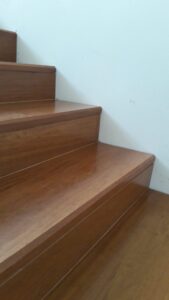 บันไดไม้จริงทำสีสำเร็จ ขนาด 30×330×1200 ม.ม. ไม้เต็งทำสีไม้สัก เห็นลายไม้ตามธรรมชาติ