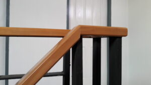 ราวบันไดไม้อัดประสานทำสีสำเร็จ สีไม้โอ๊ค ขนาด 32×65×3,500ม.ม.