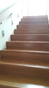 บันไดไม้จริง ทำสีสำเร็จ จากโรงงาน ลูกนอน 30×330×1200ม.ม. ลูกตั้ง 30×200×1200ม.ม. สีสรรสวยงามมองเห็นลายไม้ตามธรรมชาติ
