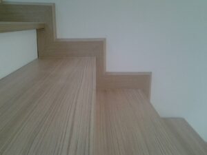 บันไดไม้ลามิเนต สีไวท์โอ๊ค ขนาด 25×290×1,200 ม.ม. บันไดบอร์ดMDFปิดผิวหน้าด้วยฟิลม์ลายไม้เคลือบด้วยฟิลม์ป้องกันรอยขีดข่วน สีสันสวยงามเหมือนธรรมชาติ ไม่บืด ไม่โกร่ง ไม่งอตัว ติดตั้งง่าย