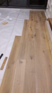 พื้นไม้เอ็นจิเนียร์ Plank ไม้โอ๊ค ลวดลายธรรมชาติ มีตาไม้ ผิวหน้ามีร่องเสี้ยน เหมือนพื้นบ้านสมัยก่อน ขนาด 15×210×2200ม.ม. ข้อเด่น ไม้ไม่บิด ไม่โกร่ง ไม่งอตัว ทนน้ำ ทนความชื้นได้ดี ติดตั้งด้วยระบบยึดแน่นด้วยกาวที่มีแรงดึงสูง ทำให้พื้นไม้แข็งแรง ดูสวยงาม น่าใช้ บ้านเดี่ยวสองชั้น คุณธราดล