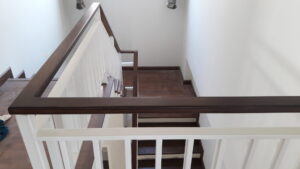 ราวบันไดไม้อัดประสาน สีวอลนัท ทำสีสำเร็จจากโรงงาน ขนาด 32×68×3000ม.ม. ราวบันไดไม้อัดประสาน ทำสีวอลนัท เหมือนกับสีพื้นไม้ และสีของบันไดไม้ สอดคล้องกลมกลืน สีสันสม่ำเสมอสวยงาม ข้อเด่น ไม้ไม่บิด ไม่โกร่ง ไม่งอ ติดตั้งง่าย บ้านเดี่ยว2ชั้น มหาสารคาม