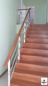 ราวบันไดไม้ สีไม้สักทำสีสำเร็จจากโรงงาน ขนาด 32×68×3000ม.ม. ราวบันไดไม้อัดประสานทำสีไม้สักทำสีสำเร็จจากโรงงาน ทำสีมองเห็นลายไม้ตามธรรมชาติ เคลือบผิวหน้าด้วยยูริเรน ข้อเด่น ไม้ไม่บิด ไม่โกร่ง ไม่งอ ติดตั้งง่าย บ้านเดี่ยวเล่นระดับ แก่งเลิงจาน มหาสารคาม