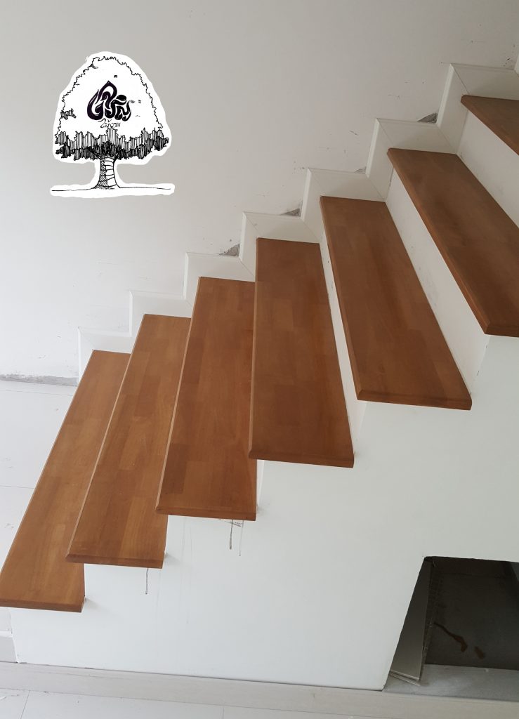 บันไดไม้อัดประสานทำสีสำเร็จ สีเรดโอ๊ค ขนาด 25×250×1400ม.ม. สีสันสม่ำเสมอมองเห็นลายไม้ ข้อเด่น ไม้ไม่บิด ไม่โกร่ง ไม่งอ ติดตั้งง่าย ติดตั้งด้วยระบบยึดแน่นด้วยกาวพียู โครงการ VORA TOWN บางบัวทอง อาคารหลังที่ 2